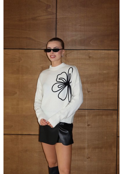 Çiçek Desenli Triko Kazak