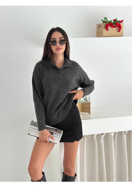 Polo Yaka Yarım Pat Kol Düğme Detay Triko Kazak
