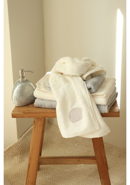 Sedef Bambu Nakışlı El Havlusu 50X90 cm