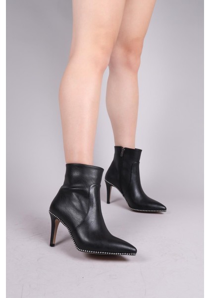 Isantı Tabanı Zincir Aksesuarlı Topuklu Bot Siyah