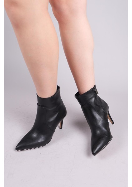 Isantı Tabanı Zincir Aksesuarlı Topuklu Bot Siyah fırsatları