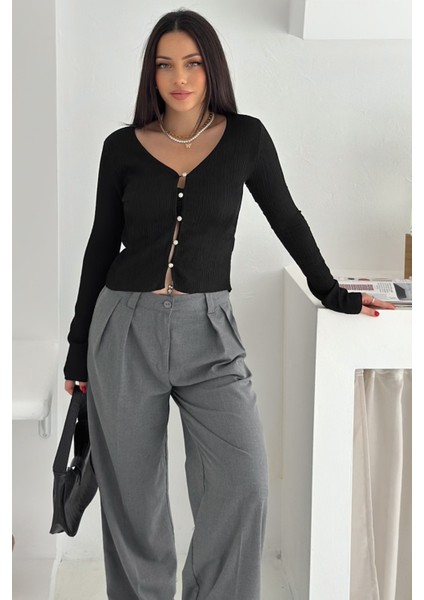 Kadın Düğme Detaylı Fit Triko Bluz – Zarif & Modern Stil