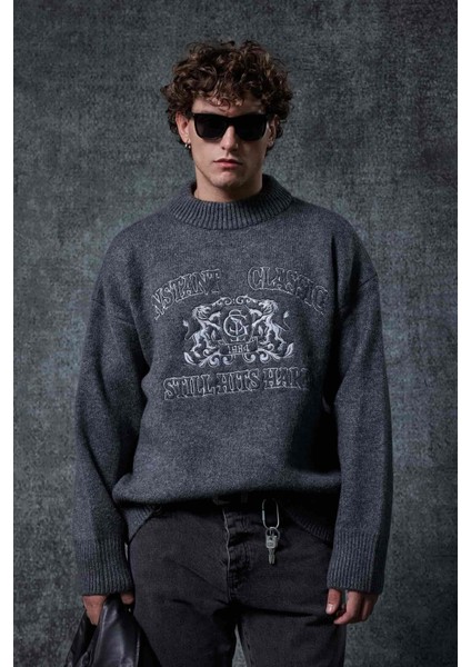 Erkek Oversize Bisiklet Yaka Nakışlı Triko Kazak Gri