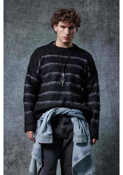 Erkek Oversize Çizgili Tüylü Triko Kazak Siyah
