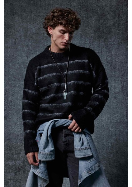 Erkek Oversize Çizgili Tüylü Triko Kazak Siyah fiyatları