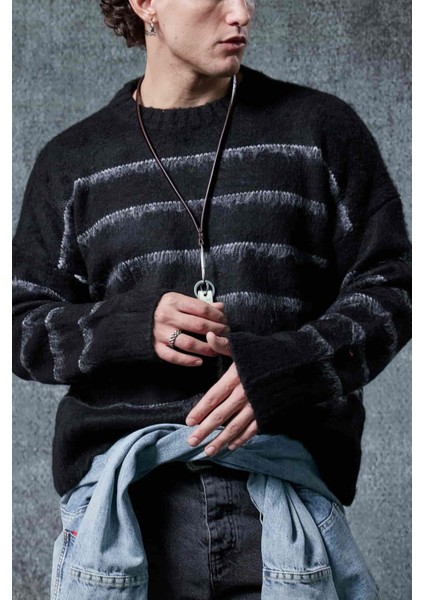 Erkek Oversize Çizgili Tüylü Triko Kazak Siyah modelleri