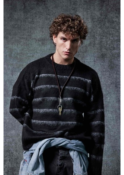 Erkek Oversize Çizgili Tüylü Triko Kazak Siyah fırsatları