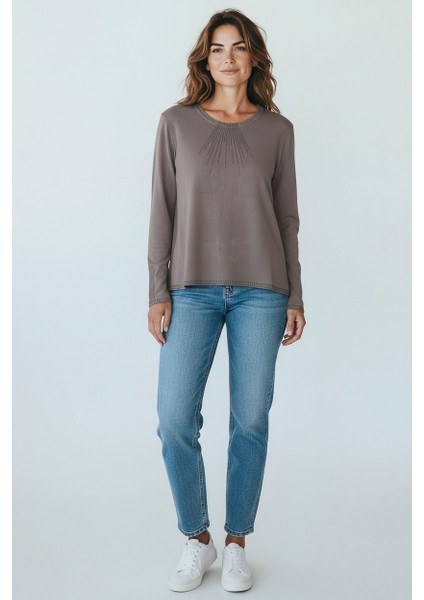 Kadın Yaka ve Kol Ağzı Taşlı Etek Desenli Bluz