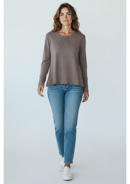 Kadın Yaka ve Kol Ağzı Taşlı Etek Desenli Bluz modelleri