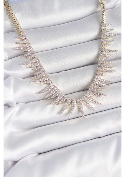 Pirinç Gold Renk Zirkon Taşlı Sivri Model Vıp Seri Kadın Kolye - Lisinya