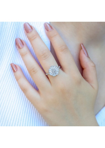 925 Ayar Gümüş Çiçek Model Baget Taşlı Kadın Yüzük | Zarif ve Işıltılı Tasarım