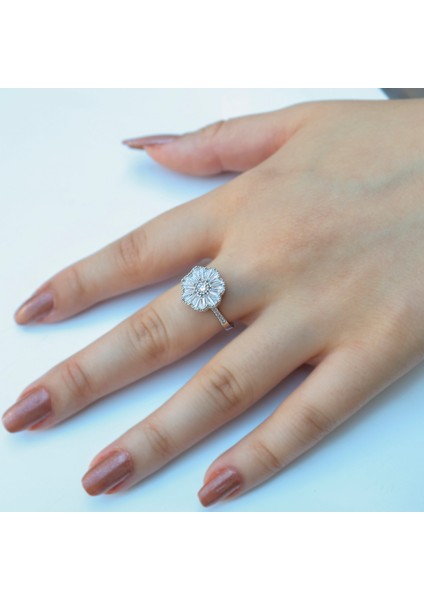 925 Ayar Gümüş Çiçek Model Baget Taşlı Kadın Yüzük | Zarif ve Işıltılı Tasarım