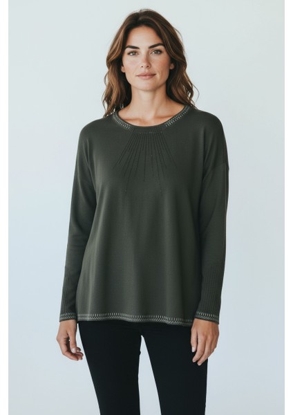 Kadın Yaka ve Kol Ağzı Taşlı Etek Desenli Bluz