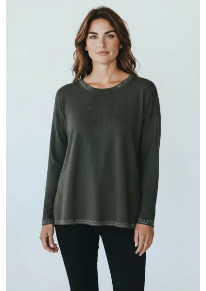 Kadın Yaka ve Kol Ağzı Taşlı Etek Desenli Bluz modelleri