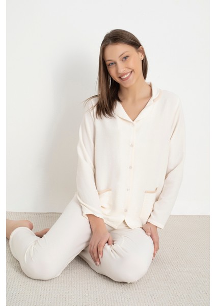 Kadın Ekru Aerobin Saten Biyeli Pijama Takımı – Gömlek Yaka, Çift Cepli, Kışlık modelleri