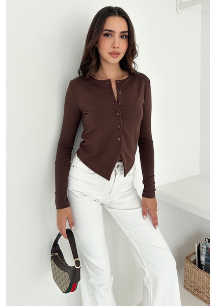 Kadın Sivri Etek Uçlu Düğmeli Bluz – Modern & Şehirli Stil