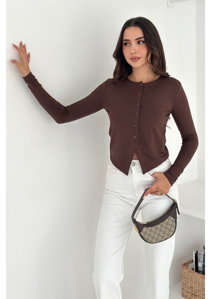 Kadın Sivri Etek Uçlu Düğmeli Bluz – Modern & Şehirli Stil modelleri