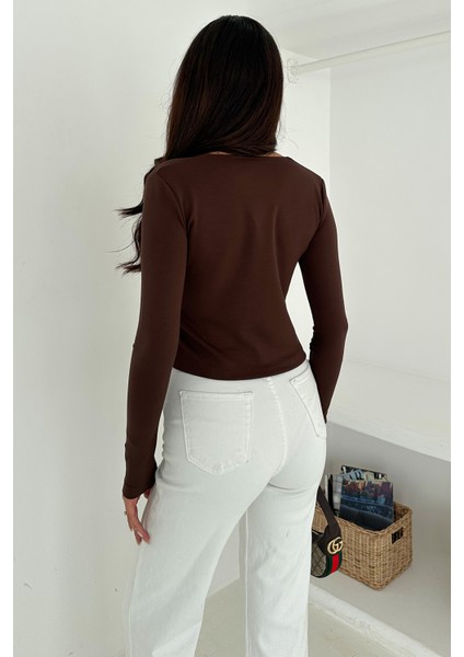 Kadın Sivri Etek Uçlu Düğmeli Bluz – Modern & Şehirli Stil