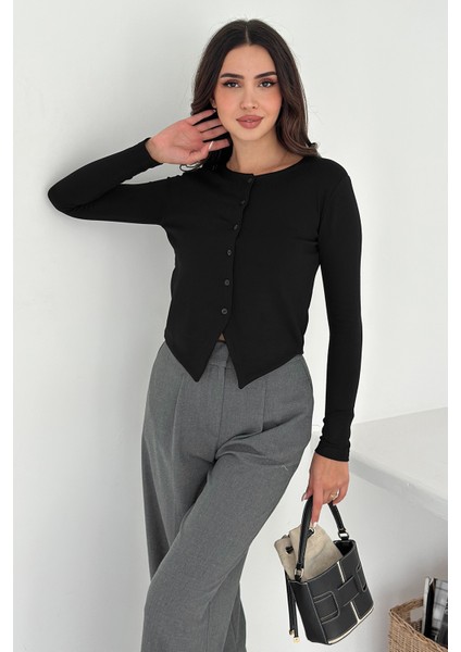 Kadın Sivri Etek Uçlu Düğmeli Bluz – Modern & Şehirli Stil