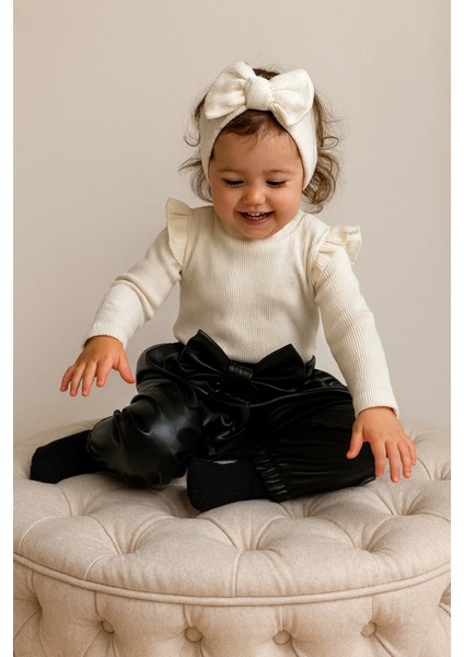 Kız Çocuk, Siyah Deri Fiyonk Detaylı Pantolon, Krem Omuzu Fırfırlı Badi ve Saç Bandı Takımı fırsatları