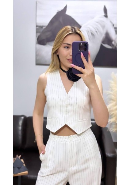 Kadın Beyaz Çizgili Takım – Şık, Modern ve Zamansız Stil | Crop Yelek & Palazzo Pantolon Takımı fiyatları