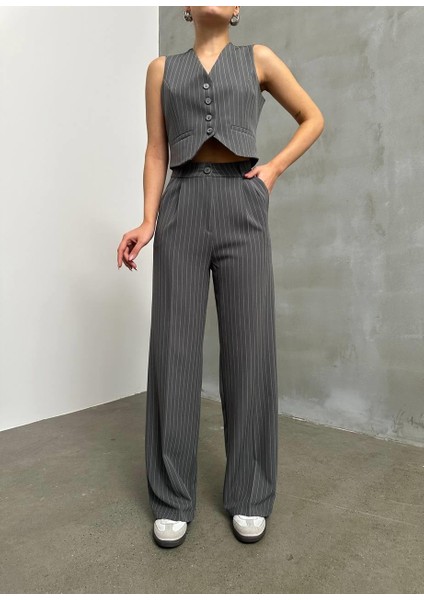 Kadın Gri Çizgili Takım – Şık, Modern ve Zamansız Stil | Crop Yelek & Palazzo Pantolon Takımı