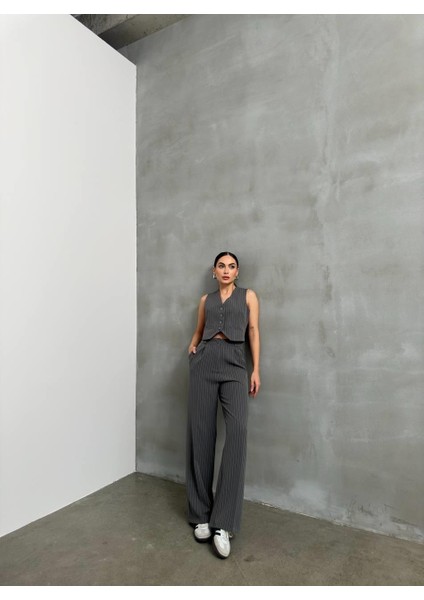 Kadın Gri Çizgili Takım – Şık, Modern ve Zamansız Stil | Crop Yelek & Palazzo Pantolon Takımı fiyatları