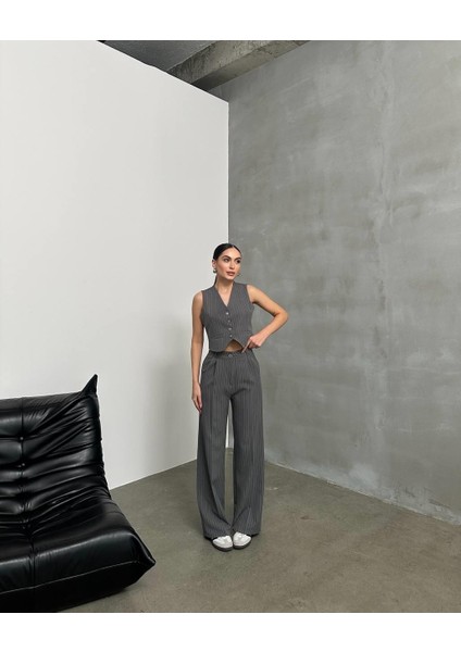Kadın Gri Çizgili Takım – Şık, Modern ve Zamansız Stil | Crop Yelek & Palazzo Pantolon Takımı modelleri