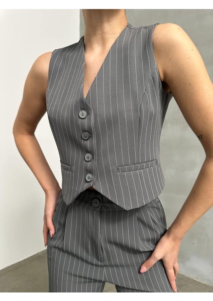 Kadın Gri Çizgili Takım – Şık, Modern ve Zamansız Stil | Crop Yelek & Palazzo Pantolon Takımı indirimleri