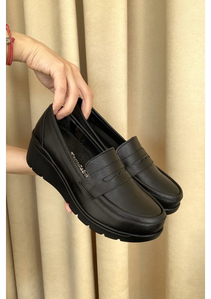 Siyah Hakiki Deri Anatomik Taban Günlük Rahat ve Şık Kadın Ayakkabı TMD202527