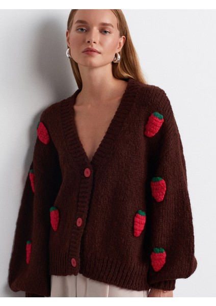 60185 Yün Karışımlı Çilek Nakışlı Hırka-Kahve modelleri