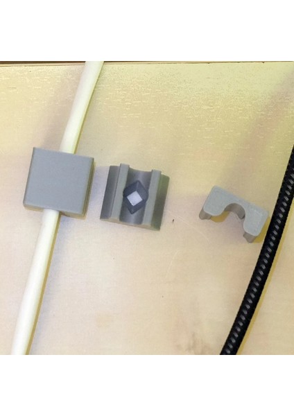 Kapaklı Kablo Düzenleyici - 4 Adet - Yapışkanlı Tr Bombyx Nemli Bir Bezle Silin. fiyatları