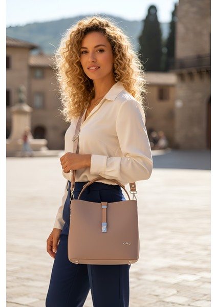 Yeni Sezon Kadın Omuz Çantası 4 Bölmeli Ayarlanabilir Geniş Askılı 22X20 cm AKL2055