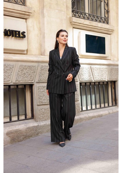 4 Düğmeli Kruvaze Geniş Çizgili Takım Siyah