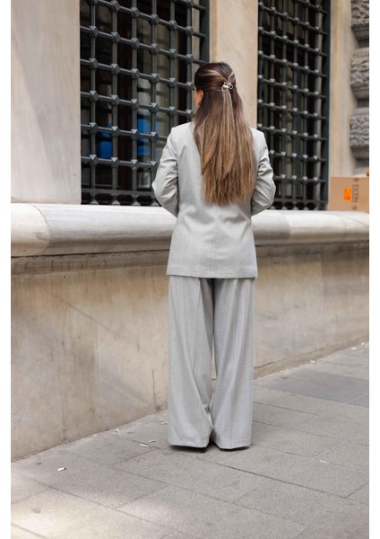 4 Düğmeli Kruvaze Geniş Çizgili Takım Açık Gri indirimleri