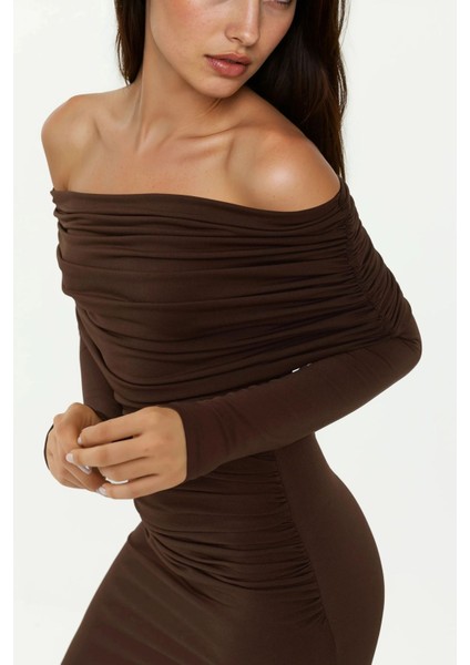 Kadın Omzu Açık Drapeli Vücuda Oturan Sandy Uzun Elbise Mocha Kahvesi fiyatları