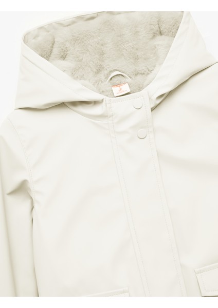 Peluş Detaylı Kapaklı Cepli Uzun Kollu Kapşonlu Kaban modelleri