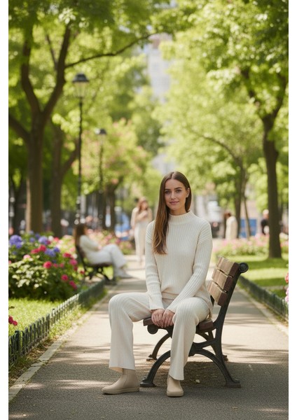 Kolları Düğmeli Detaylı Fitilli Triko Takım Ekru modelleri