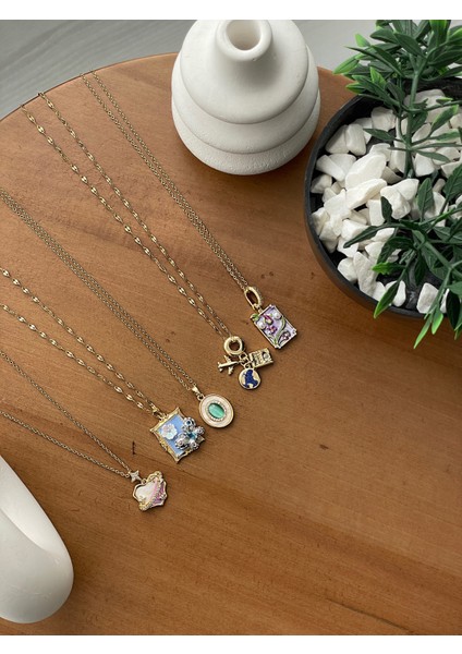 Kadın Çelik Gold Renk Çiçek ve Taş Detaylı Vintage Çerçeveli Kolye modelleri
