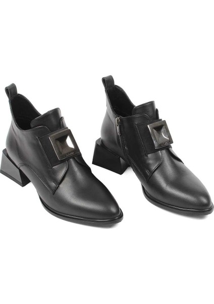 Kadın Siyah Fermuarlı Toka Detaylı Deri Bot