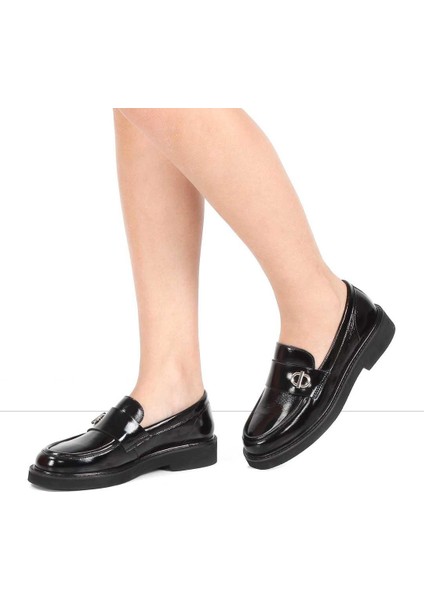 Kadın Siyah Tokalı Kalın Tabanlı Rugan Deri Loafer fiyatları