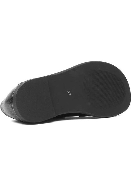 Kadın Siyah Tokalı Deri Ayakkabı