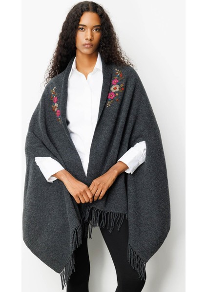 Kadın Yakası Işlemeli Koldan Geçmeli Büyük Yün Panço K.füme