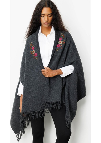 Kadın Yakası Işlemeli Koldan Geçmeli Büyük Yün Panço K.füme fiyatları