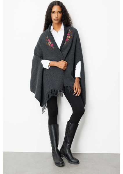 Kadın Yakası Işlemeli Koldan Geçmeli Büyük Yün Panço K.füme modelleri