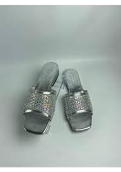 Ortu Gümüş Cilt Işlemeli Terlik