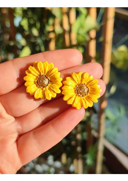 Daisy El Yapımı Sarı Minimal ve Işıltılı Papatya Küpe - Zarif ve Sade fiyatları