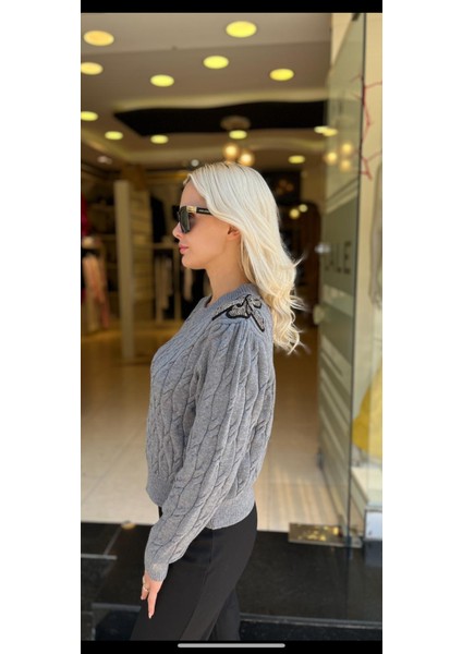 Omuzu Nakış Detaylı Triko