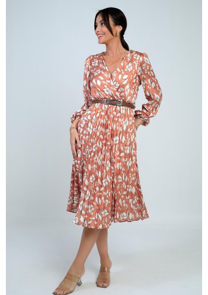 Kadın Kruvaze Yaka Beli Kemerli Astarlı Fırça Desen Piliseli Midi Saten Elbise modelleri