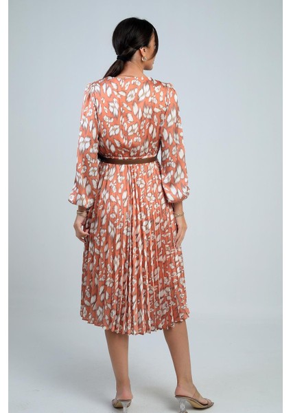 Kadın Kruvaze Yaka Beli Kemerli Astarlı Fırça Desen Piliseli Midi Saten Elbise fırsatları